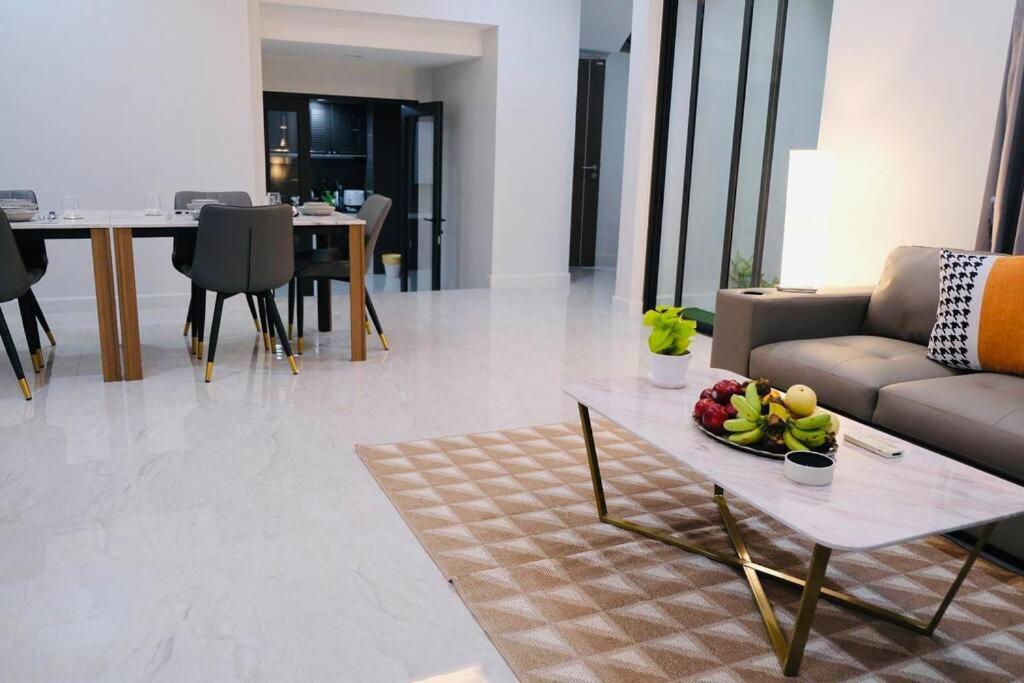 Cheri's 5and1 Bedroom Townhouse In Sukhumvit 36 , Bangkok, Near Tonglo Rail Station