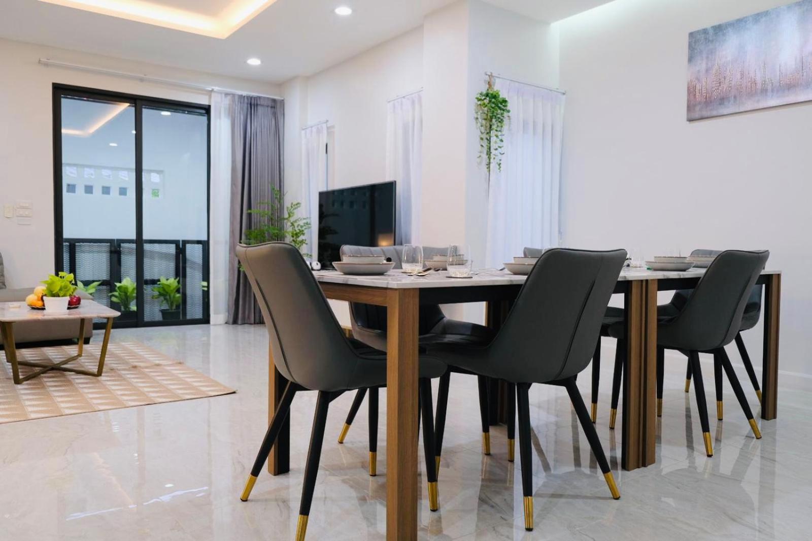 Cheri's 5and1 Bedroom Townhouse In Sukhumvit 36 , Bangkok, Near Tonglo Rail Station Villa